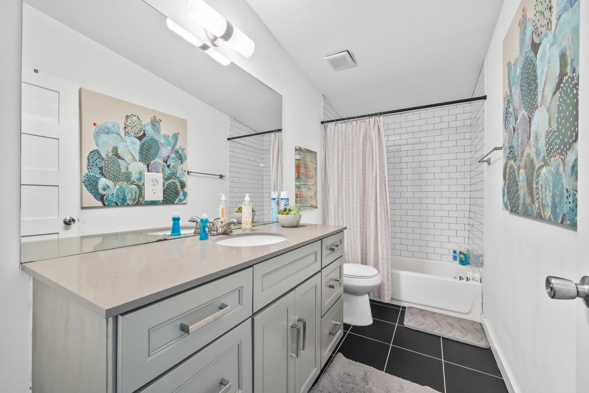 3 Bedroom House With Parking, Wi-fi And Washer-dryer